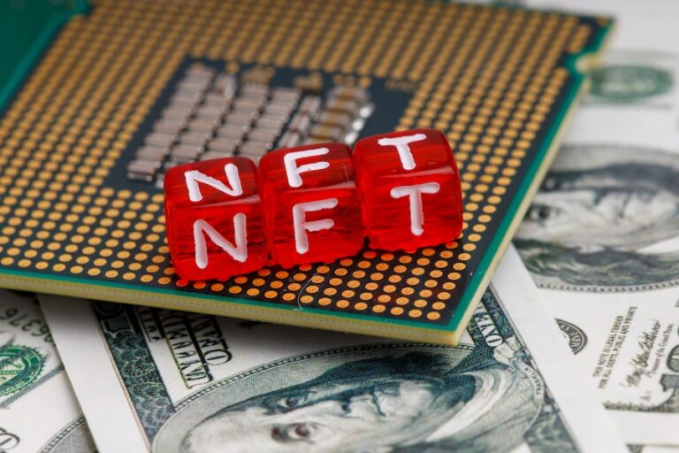 NFT Utilitaires : les véritables innovateurs de la propriété numérique close up of a small red block on top of a pile of money